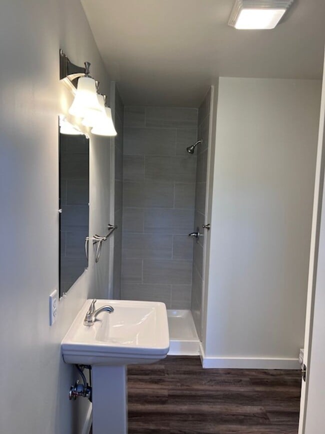 Building Photo - Beautifully remodeled and completed 1 bedroom