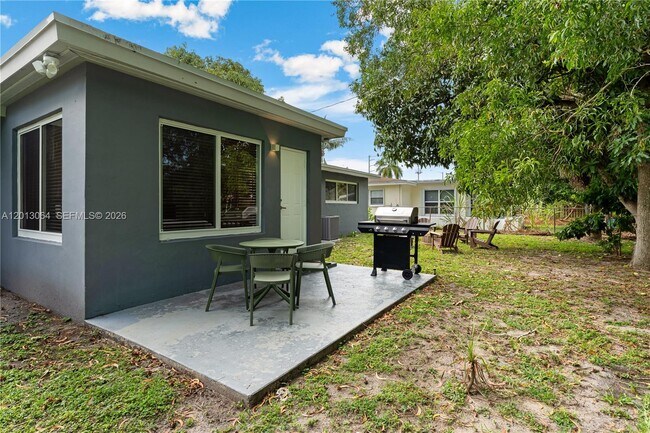 Building Photo - 2825 NW 9th Ave