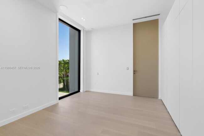 Building Photo - 493 Holiday Dr