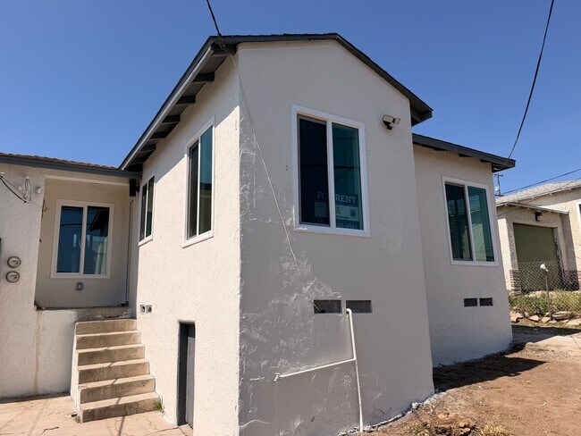 Building Photo - Fully Renovated 2BD/1BA Apartment in San Diego – Parking Included – $2,500/mo