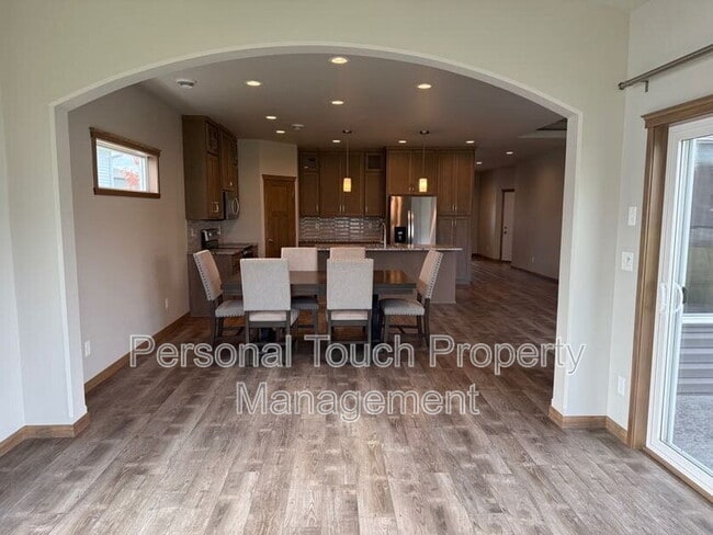 Building Photo - 7352 Eagle Point Dr S