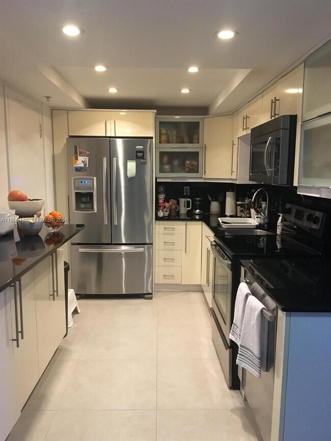 Building Photo - 2333 Brickell Ave