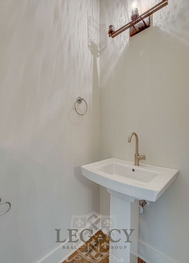 Building Photo - 600 45th Ave N