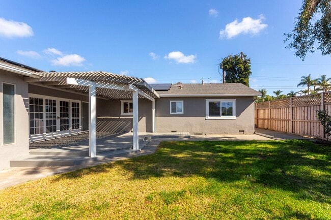Building Photo - GORGEOUS Remodeled and Upgraded Beautiful ...