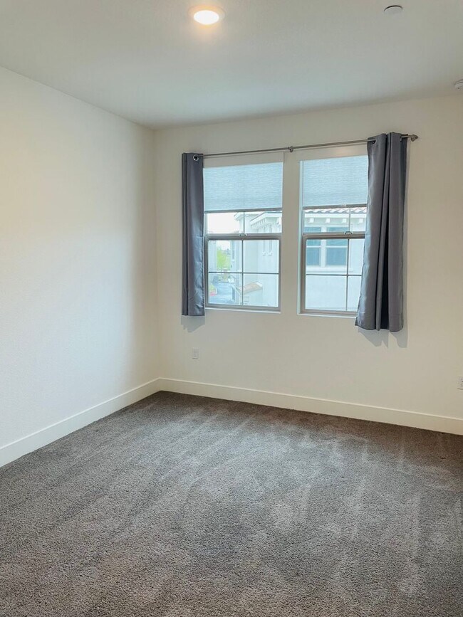 Building Photo - 5301 E Commerce Way