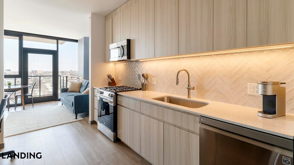 Building Photo - 513 S Damen Ave