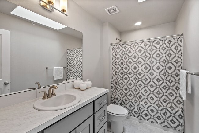 Building Photo - Newer 5 Bedroom Home off Loxie Eagans! Min...