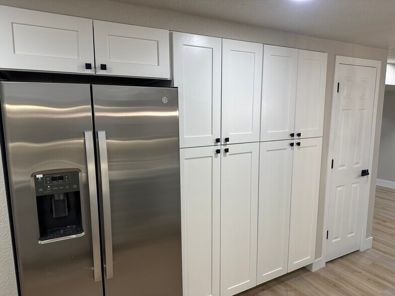 Building Photo - 7502 S Emerson Cir