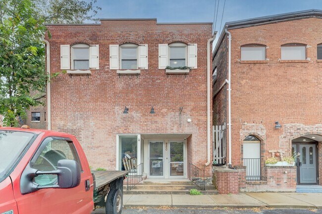 Building Photo - 750 Main St