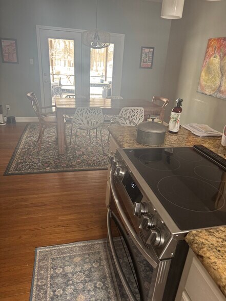 Building Photo - 401 Foxwood Dr