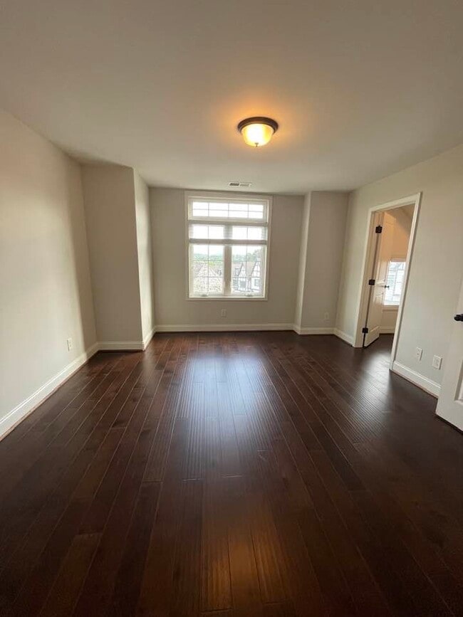 Building Photo - 978 Lennox Blvd