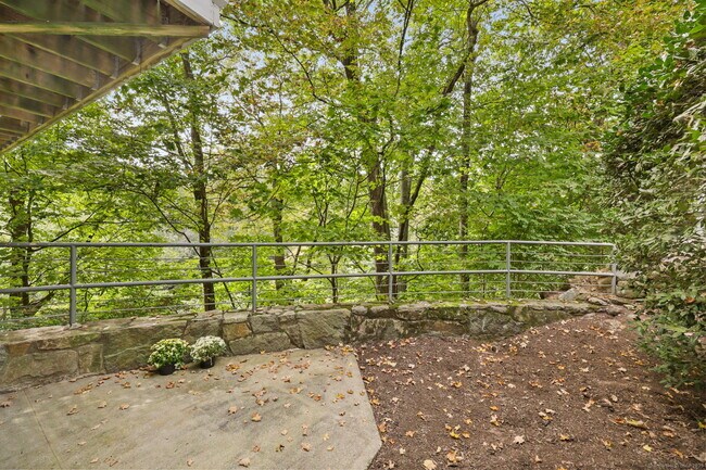 Building Photo - 351 Pemberwick Rd