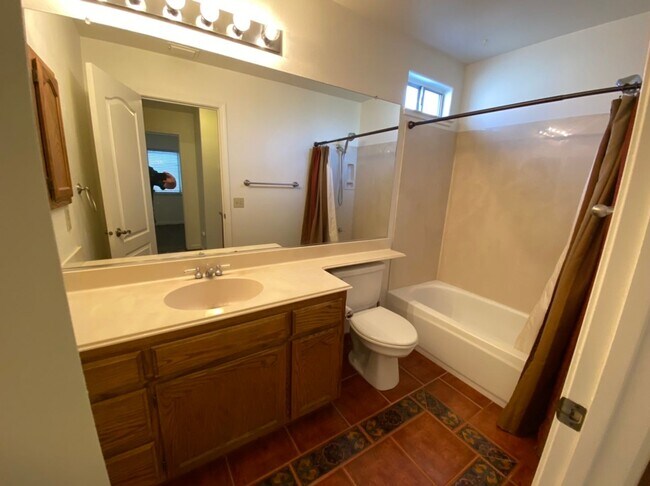 Building Photo - Single story located on a court!