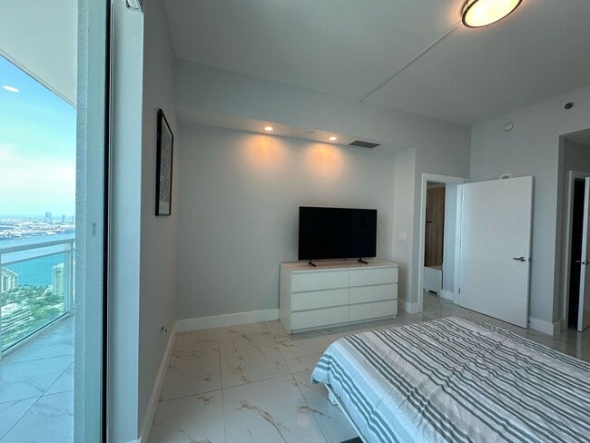 Building Photo - 950 Brickell Bay Dr