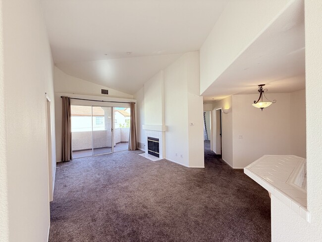 Building Photo - 2-Bed, 2-Bath Condo with Fireplace in San ...