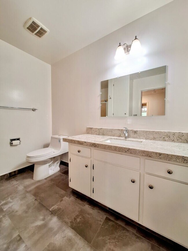 Building Photo - Spacious Second Floor 1bd Condo in Great P...