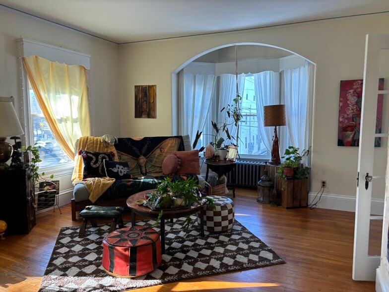 Building Photo - 150 Crescent St