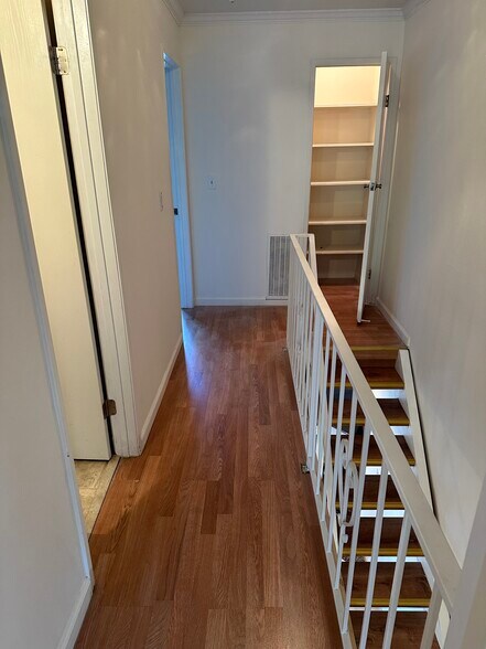 Building Photo - 447 Oak Ave