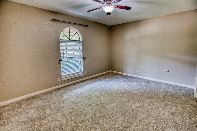 Building Photo - 216 Duerr Dr