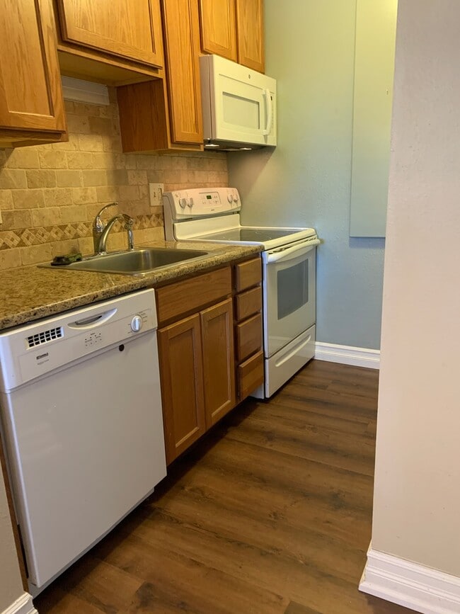 Building Photo - Top Floor Condo in Southeast Denver 2 bed ...