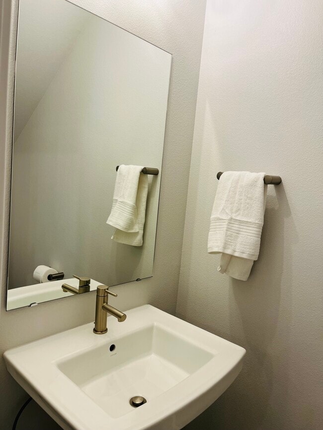 Building Photo - 8206 SE Leafhopper St