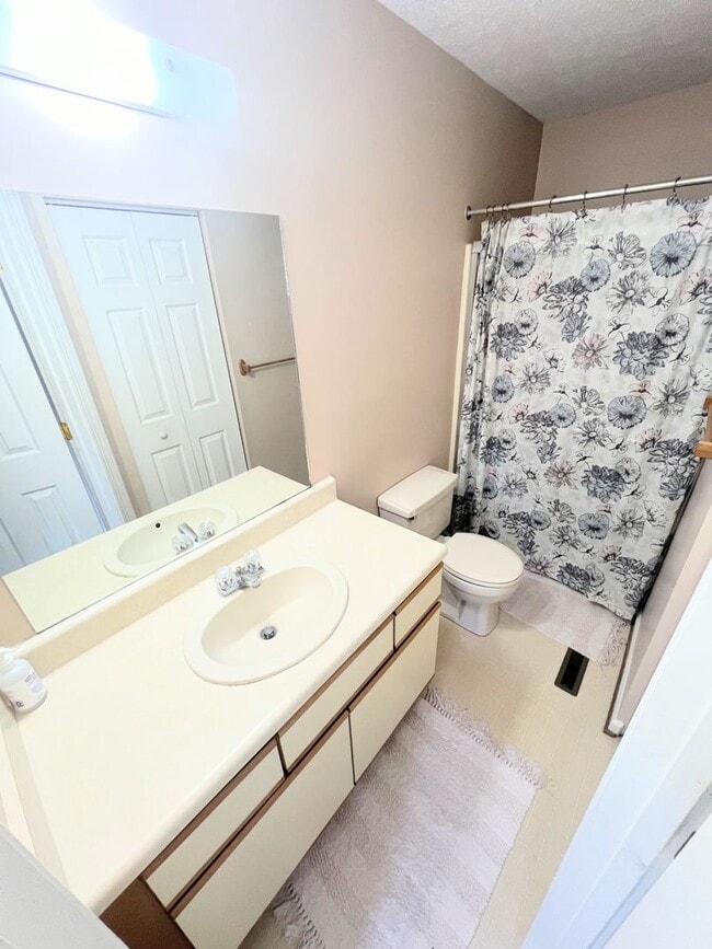 Building Photo - 3 Bedroom Townhome in Forest
