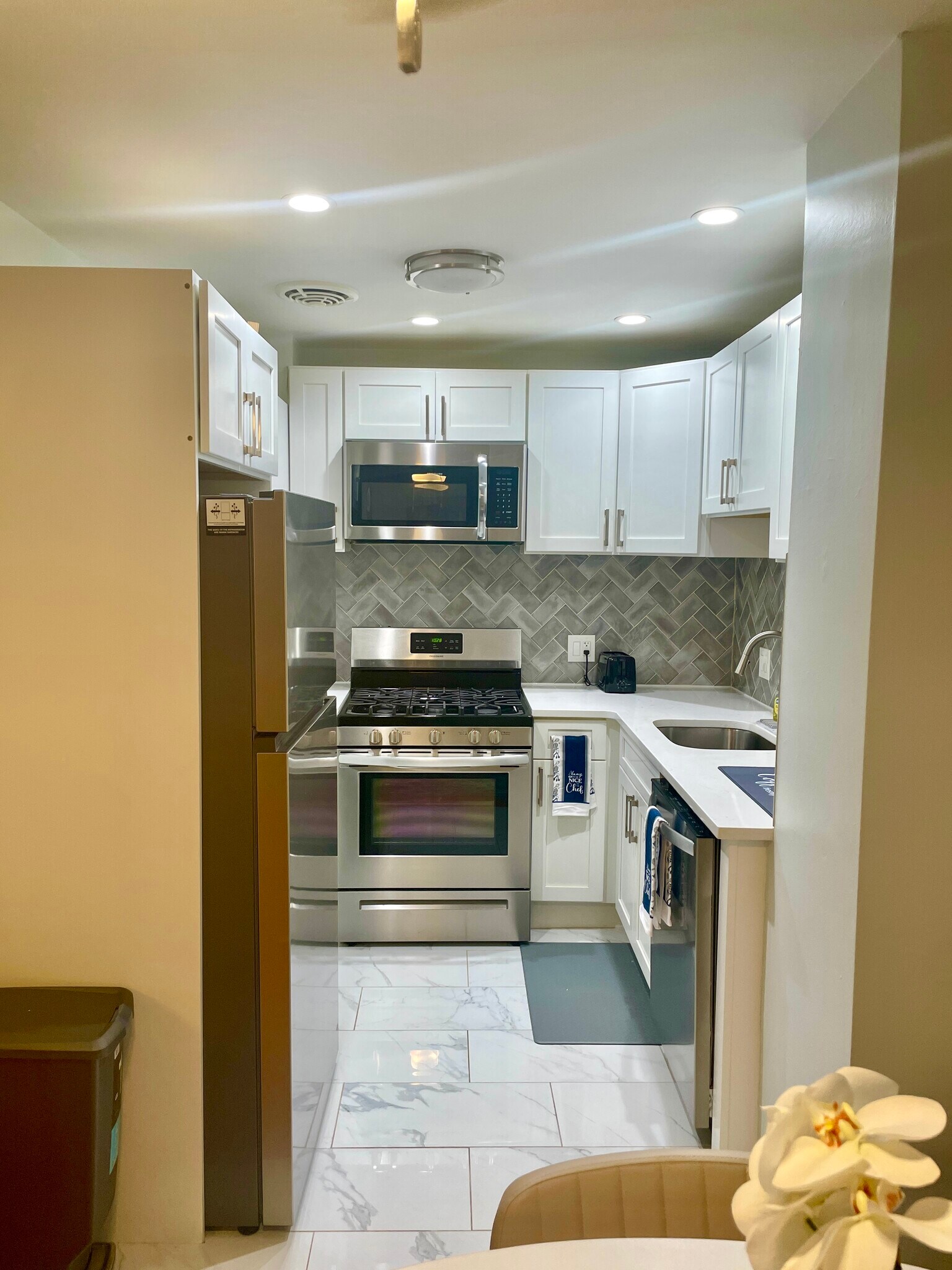 Building Photo - 35 S Oak Ave