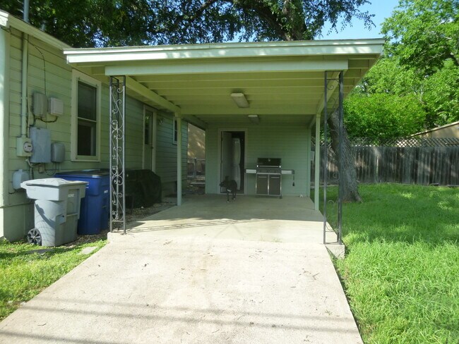 Building Photo - 2 Bedroom off Lake Austin Blvd!