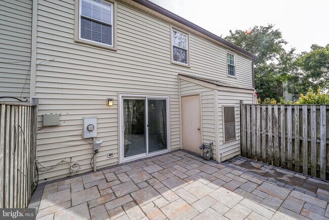 Building Photo - 5759 Independence Cir