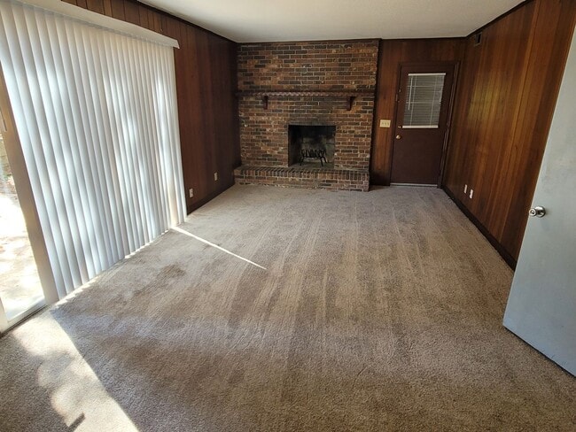 Building Photo - 6420 Cloverdale Dr