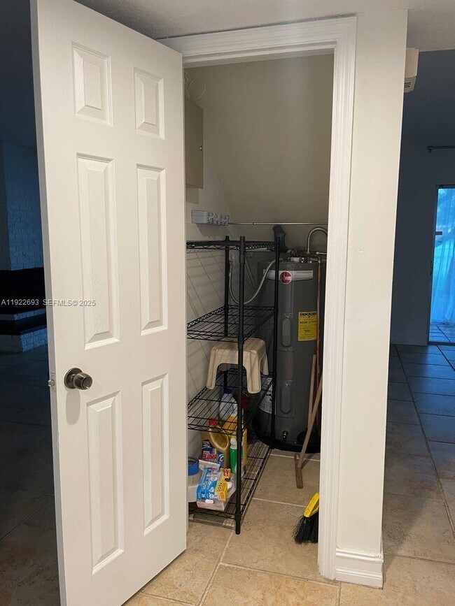 Building Photo - 3141 N Palm Aire Dr