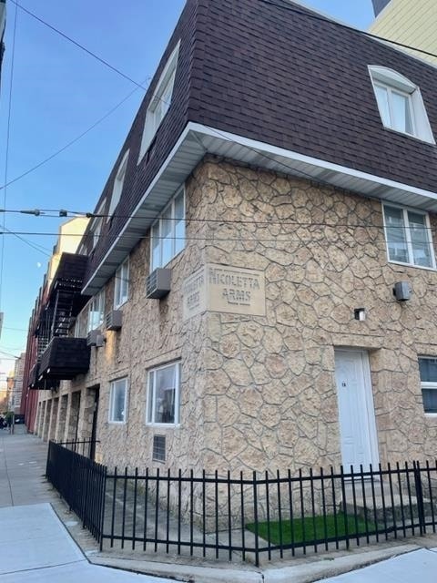 Building Photo - 533 Madison St