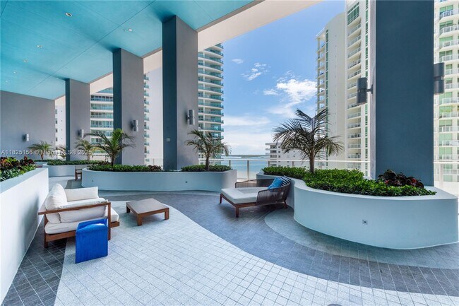 Building Photo - 1300 Brickell Bay Dr