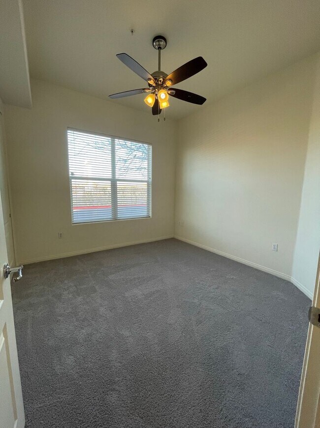 Building Photo - Available NOW!-2 Bedroom Unit in Manhattan Guard Gated Community!