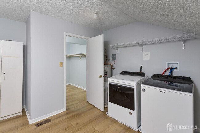 Building Photo - 113 Thoreau Dr