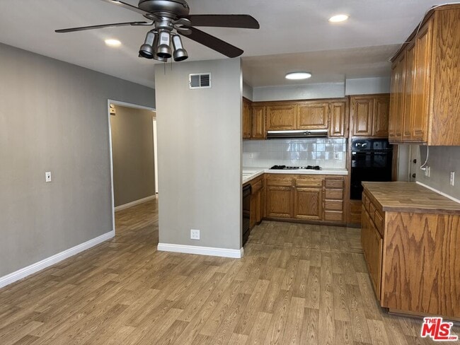 Building Photo - 631 Pepper Tree Dr