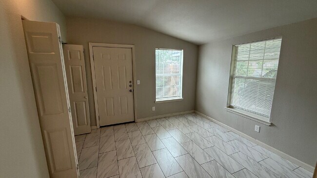 Building Photo - Newly renovated 3 bedroom 2 bath home centrally located!