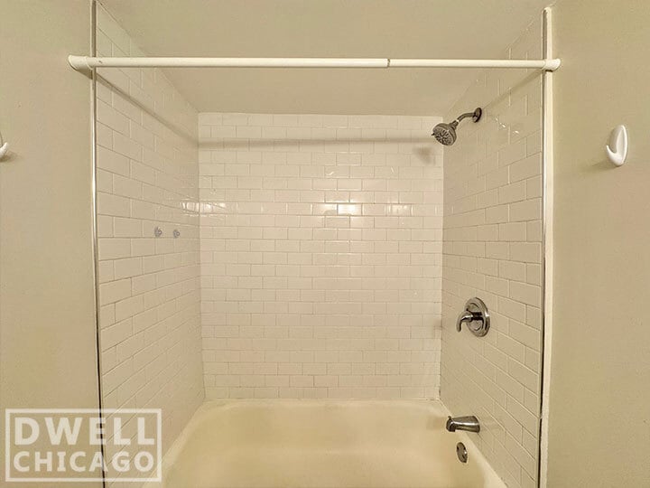 Building Photo - 727 W Roscoe St