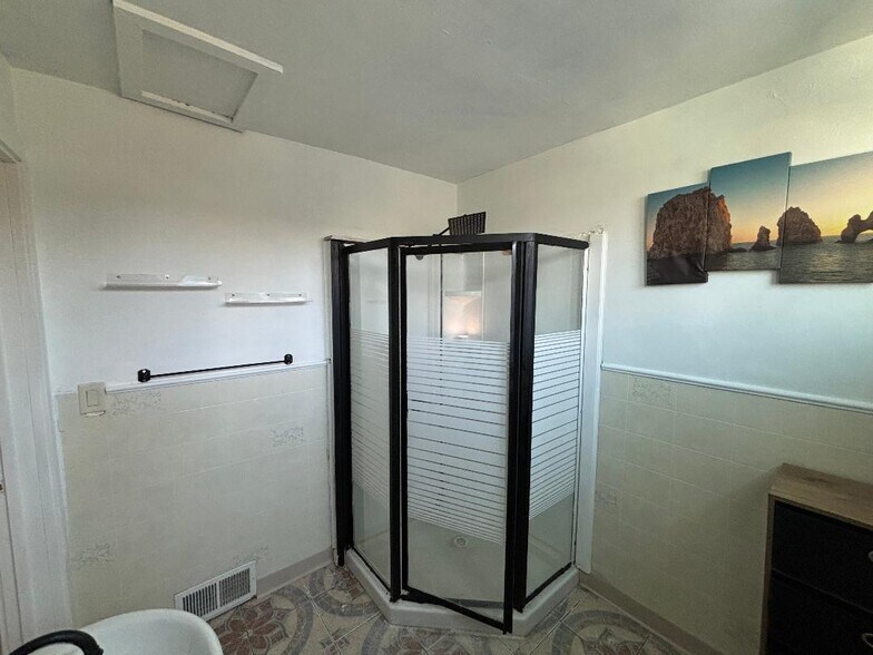 Building Photo - 520 Lawrence Ave