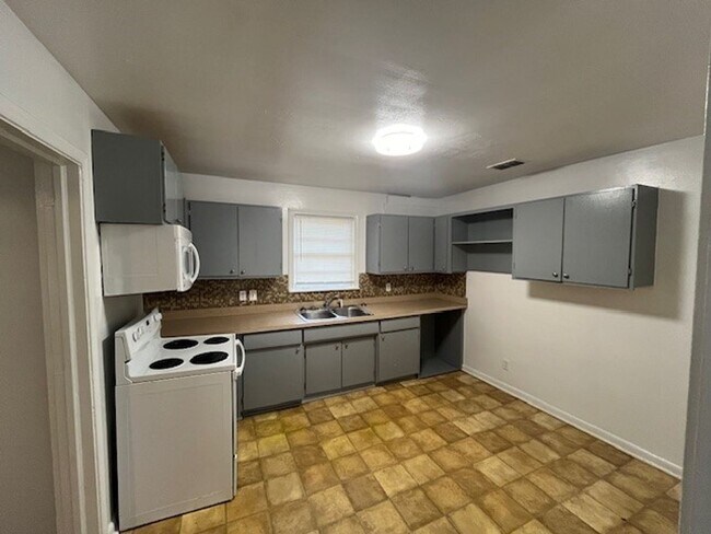 Building Photo - 3 bedroom 1 bath house with a large back yard! Available August 2026