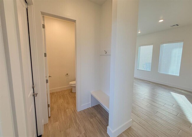 Building Photo - 13112 Maplewood Ave