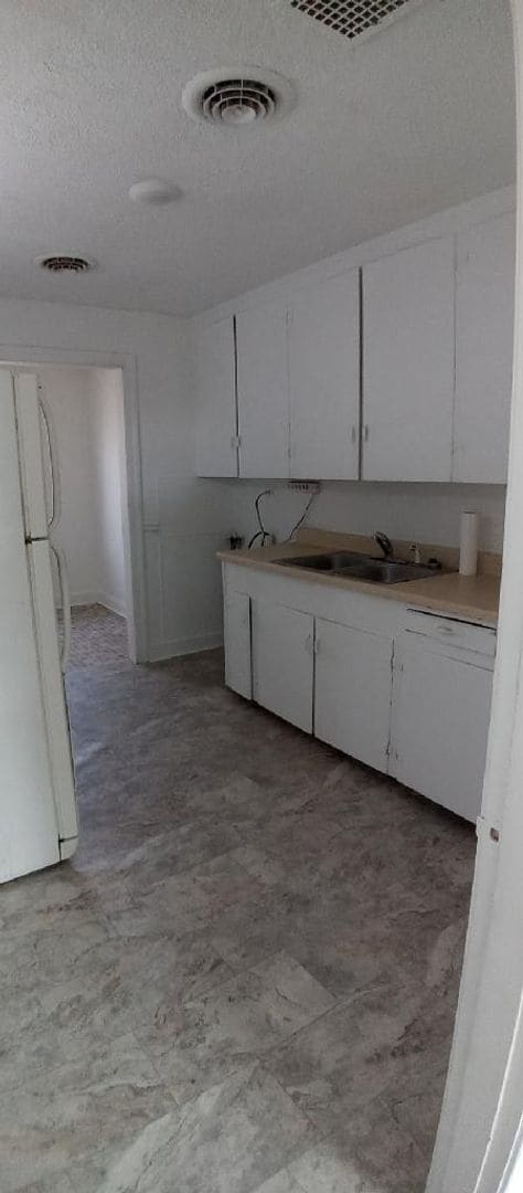 Building Photo - 2 Bedroom 1 Bath Available to Rent for $72...