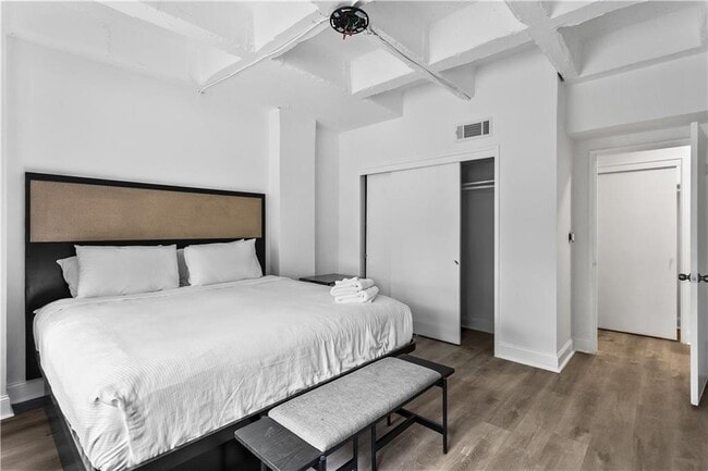 Building Photo - 3645 Peachtree Rd NE