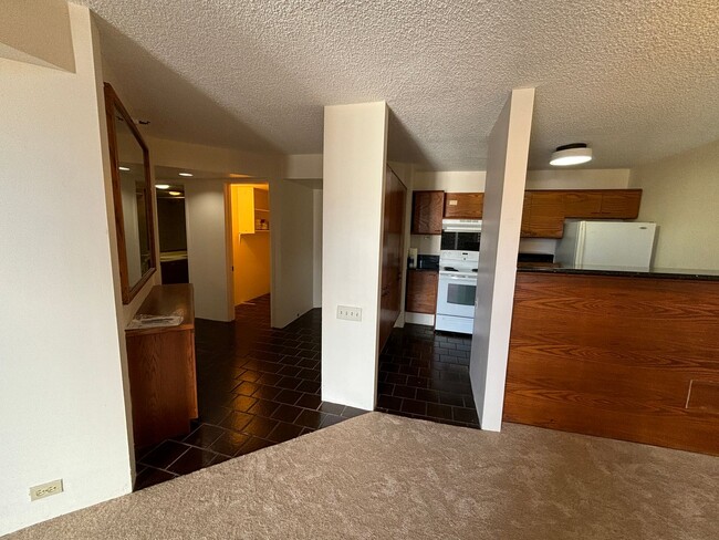 Building Photo - Honolulu Tower - 2 Bdrm/2 Bath/1 Prkg (Chi...