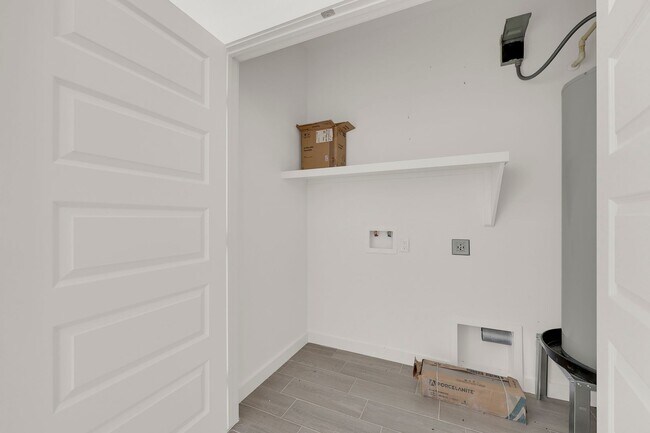 Building Photo - 1502 W Platinum Dr