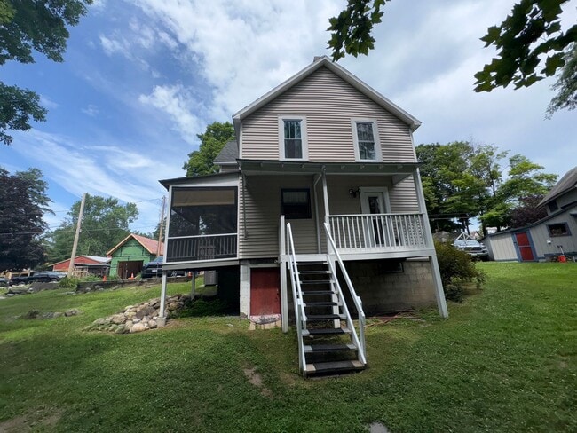 Building Photo - Lovely 4 Bedroomin a Quaint and Quiet Neig...