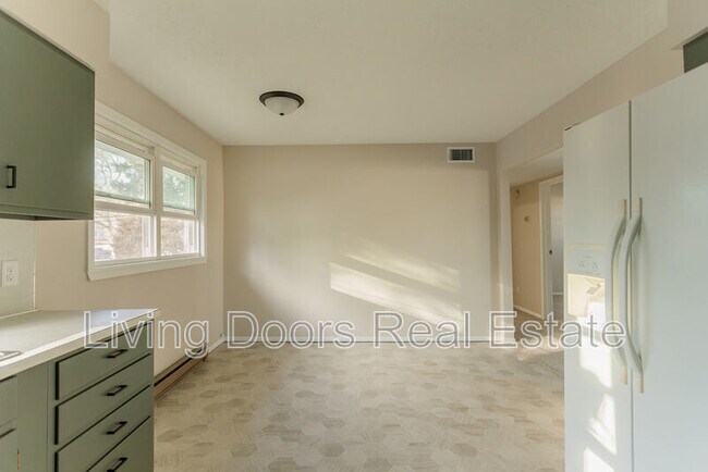 Building Photo - 402 W Eldora Ave