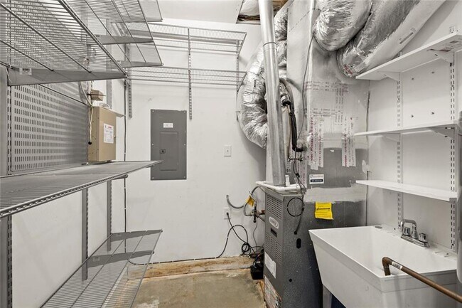 Building Photo - 935 Custer Ave SE