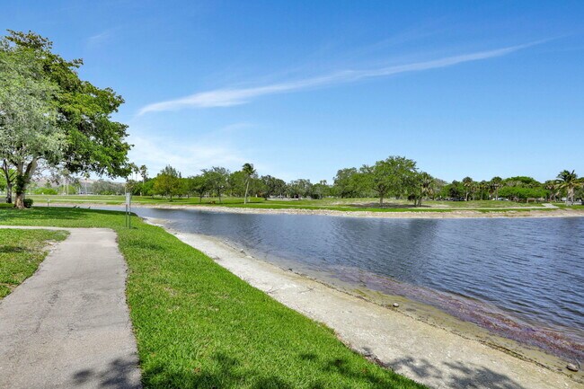 Building Photo - 2850 Carambola Cir S