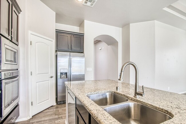 Building Photo - Beautiful Westside home with 3 bed-2 baths...